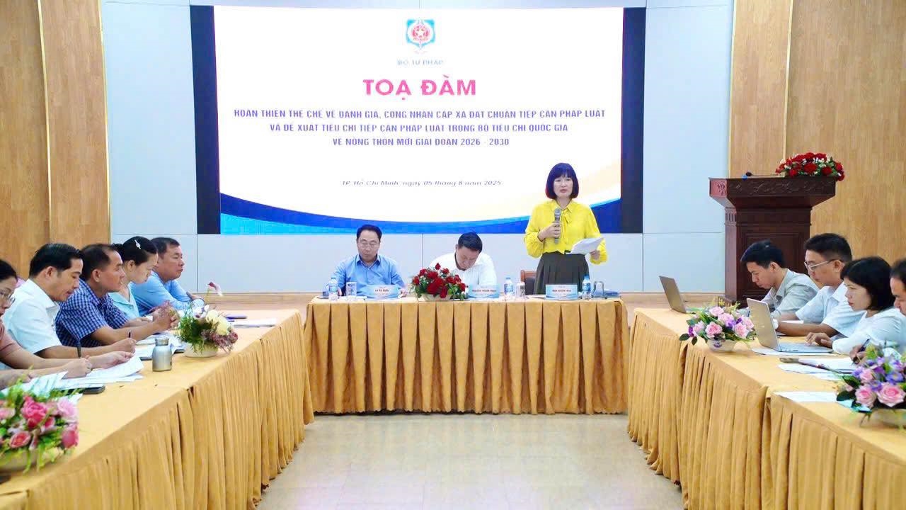 Phó Cục trưởng Cục Phổ biến, giáo dục pháp luật và trợ giúp pháp lý - Bộ Tư pháp Ngô Quỳnh Hoa phát biểu tại Toạ đàm