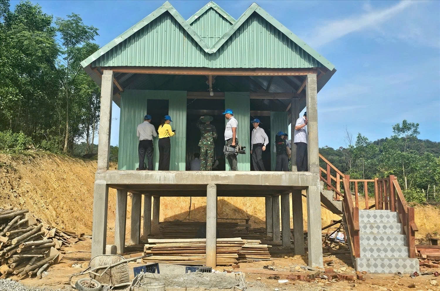 Nhờ sự hỗ trợ của Nhà nước, nhiều người dân xã Canh Liên (Gia Lai) đã có ngôi nhà mới khang trang, không còn lo cảnh " mưa dột, gió lùa" (Ảnh T.Nhân)