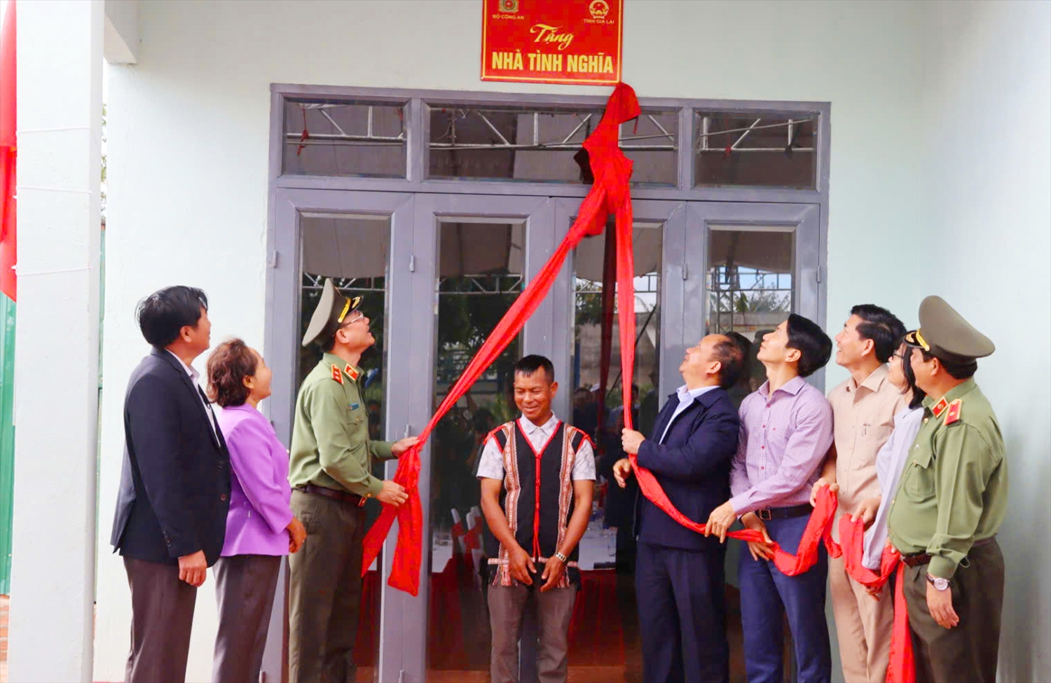 Lực lượng công an hỗ trợ người dân Gia Lai xây nhà mới (Ảnh T.Nhân)