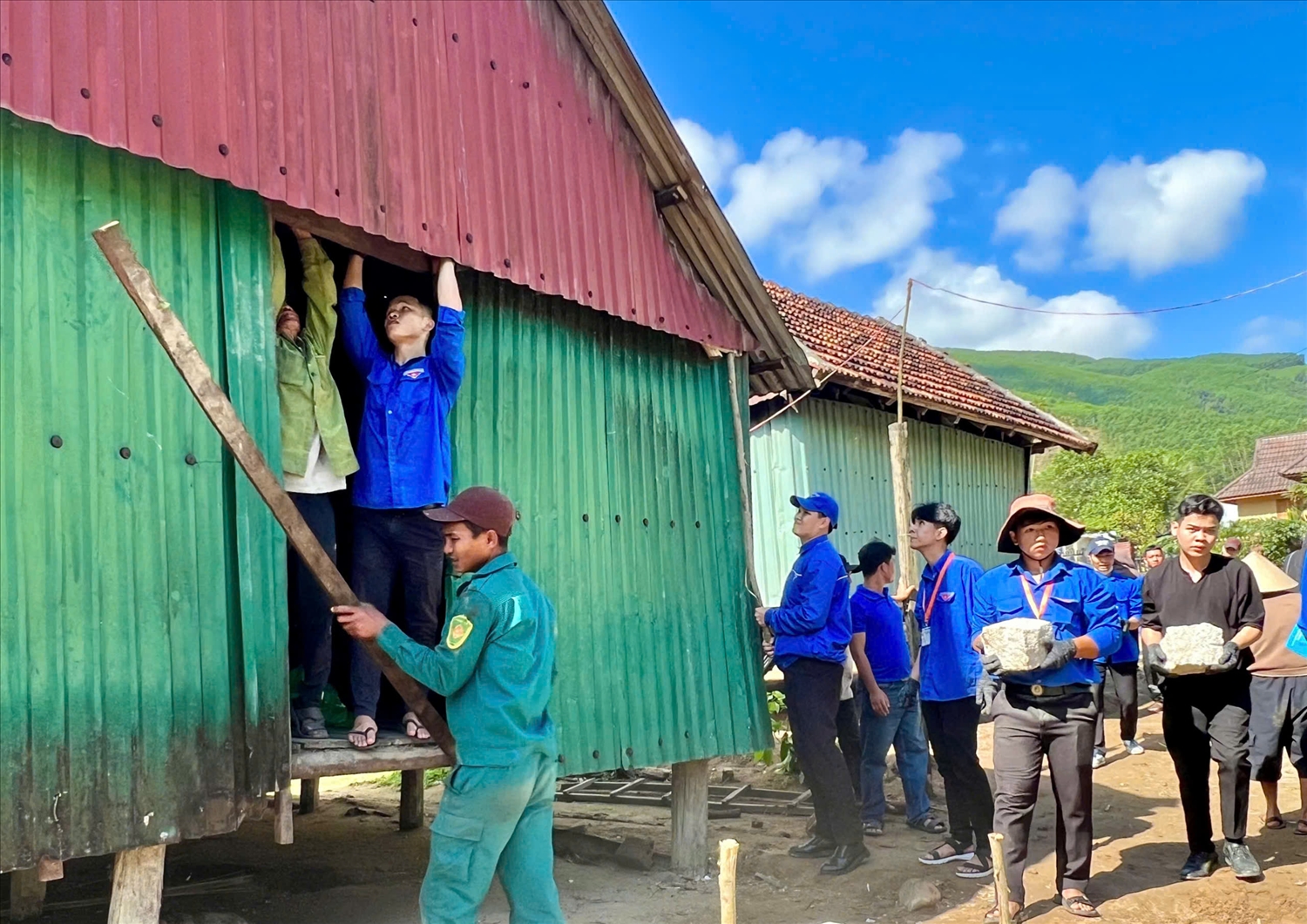Đóng góp vào sự thành công của Chương trình xoá nhà tạm, nhà dột nát ở Gia Lai có sự chung tay của toàn xã hội (Ảnh T.Nhân)