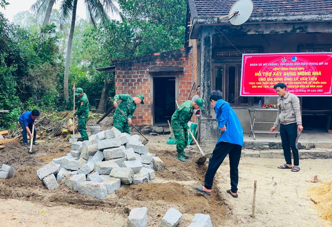 Bộ đội giúp người dân Gia Lai xoá nhà tạm, nhà dột nát (Ảnh T.Nhân)