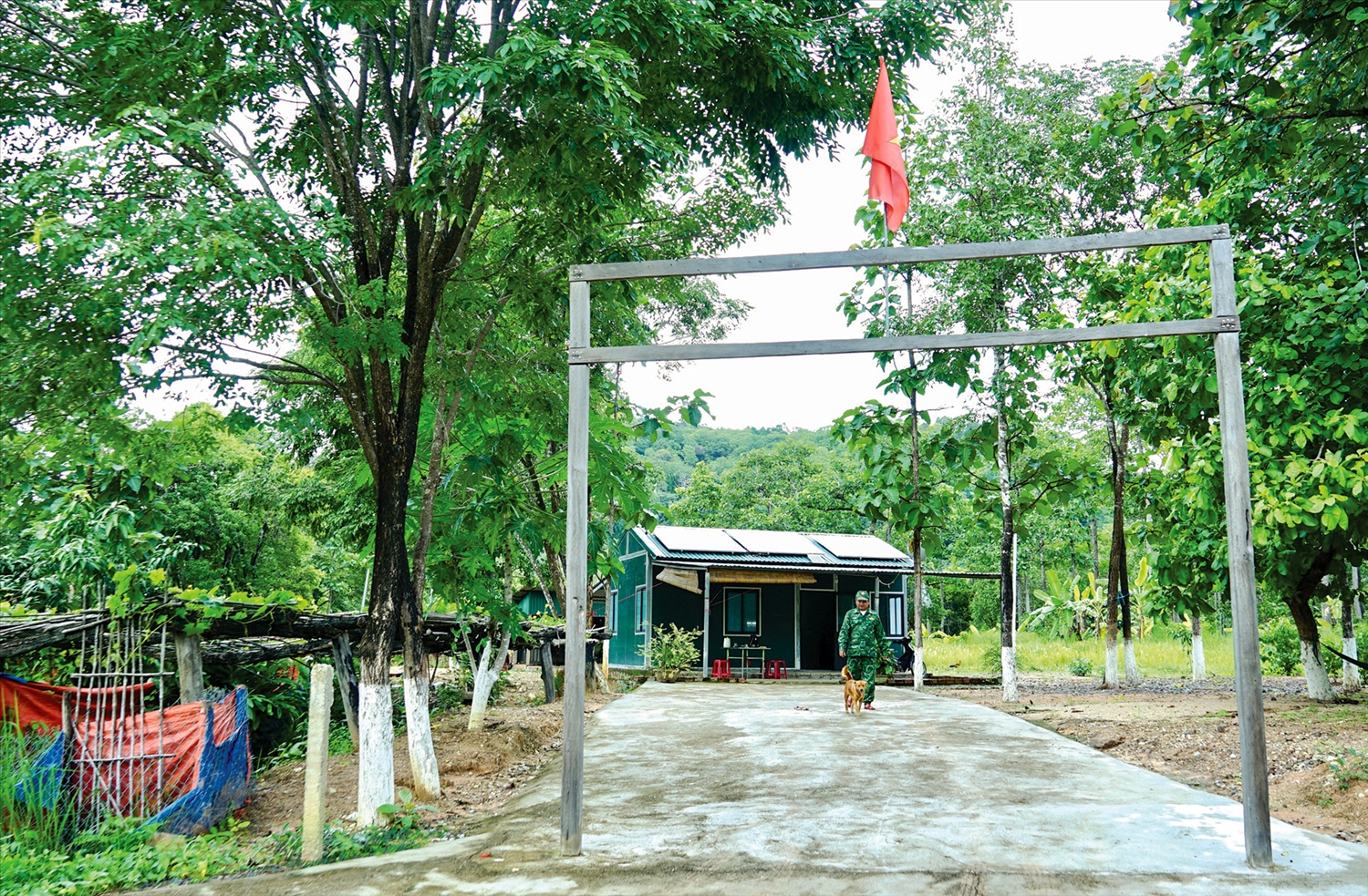 Chốt 383 là một ngôi nhà được thưng bằng tôn xanh, hướng mặt về đường biên giới Việt Nam - Campuchia. Ảnh Ngọc Thu