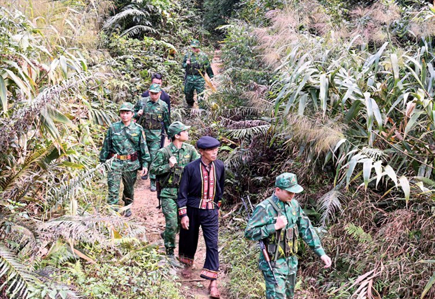 Người có uy tín tích cực tham gia cùng BĐBP tuần tra, bảo vệ an ninh biên giới Ảnh minh họa
