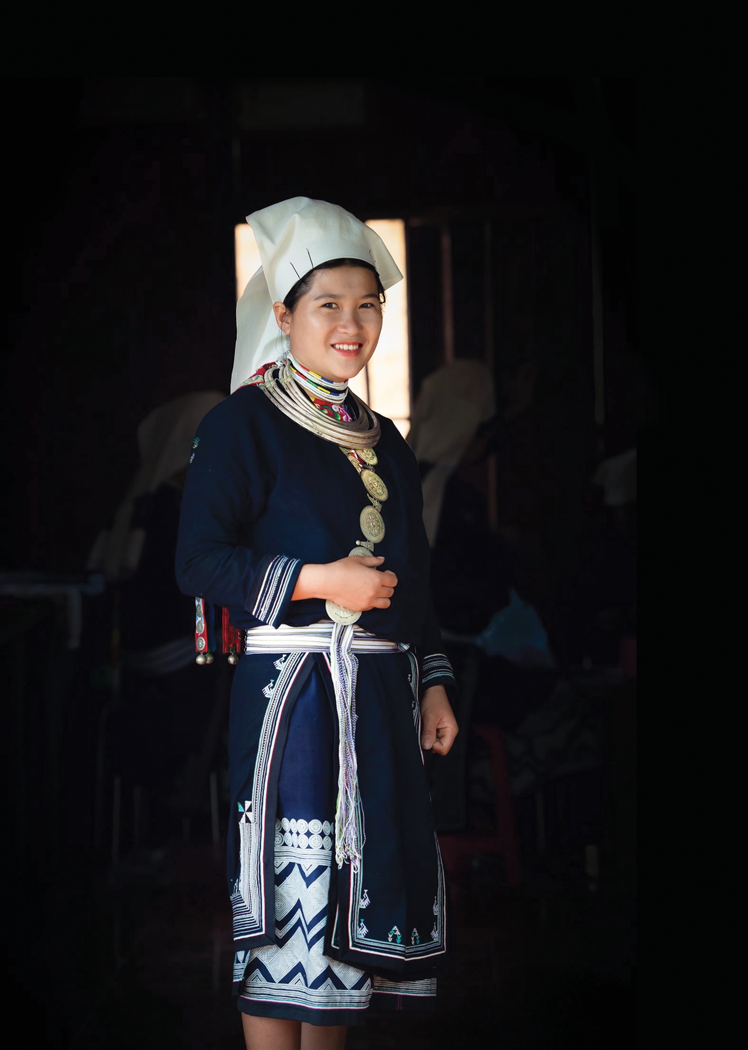 Một bộ trang phục hoàn chỉnh gồm áo, yếm, xà cạp, dây lưng, khăn vấn đầu, váy dài cùng đồ trang sức vàng, bạc... Áo thường không cổ, có 4 thân, xẻ ngực, xẻ tà và gồm 5 chiếc cúc. Mép gấu áo thêu chỉ màu, tà sau lưng có các viền chỉ màu khác nhau. Cổ tay áo cũng được thêu các viền chỉ màu sặc sỡ