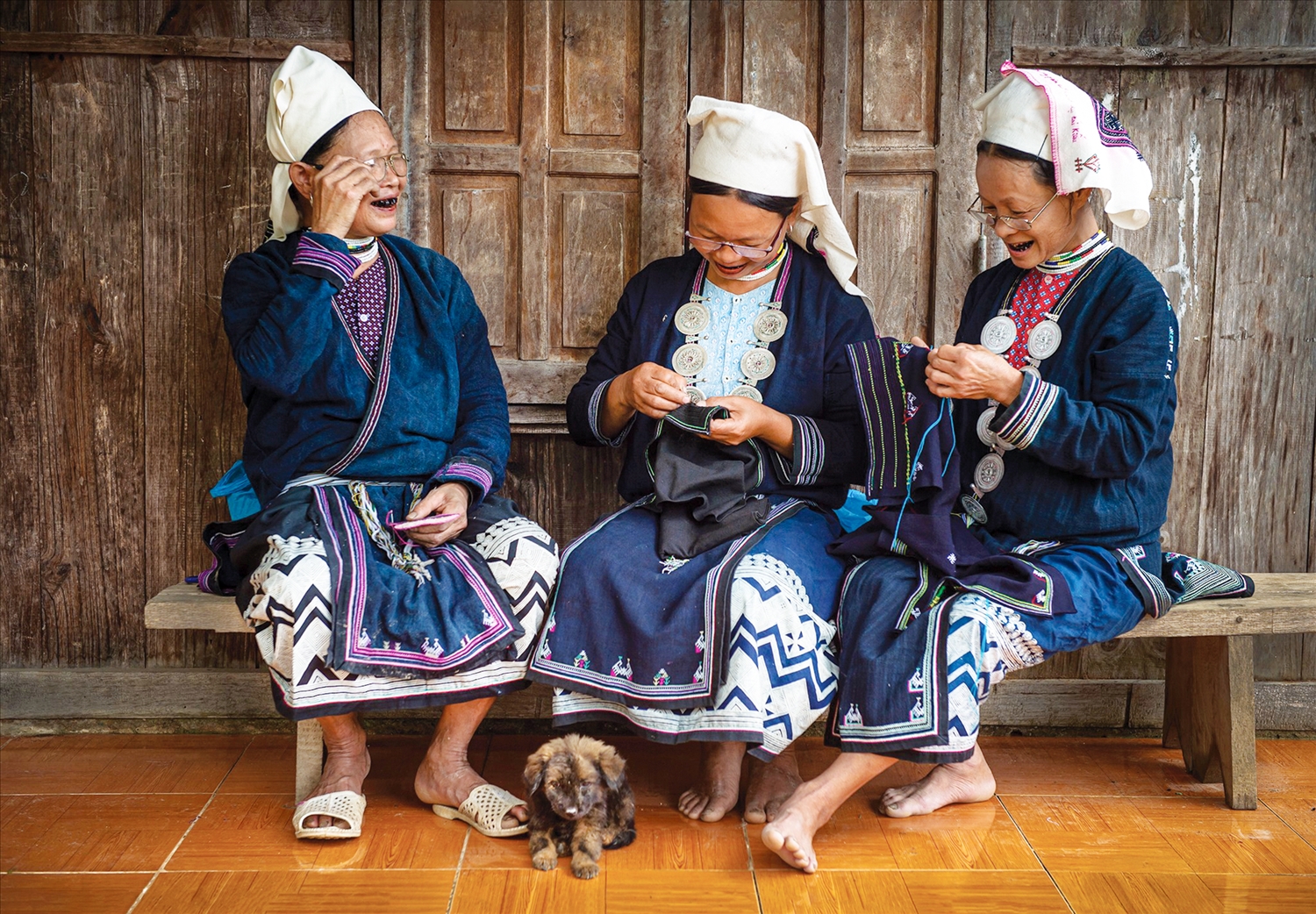 Nghề thêu thổ cẩm và in hoa văn bằng sáp ong của dân tộc Dao có cơ hội phát triển, nâng cao thu nhập cho người dân địa phương