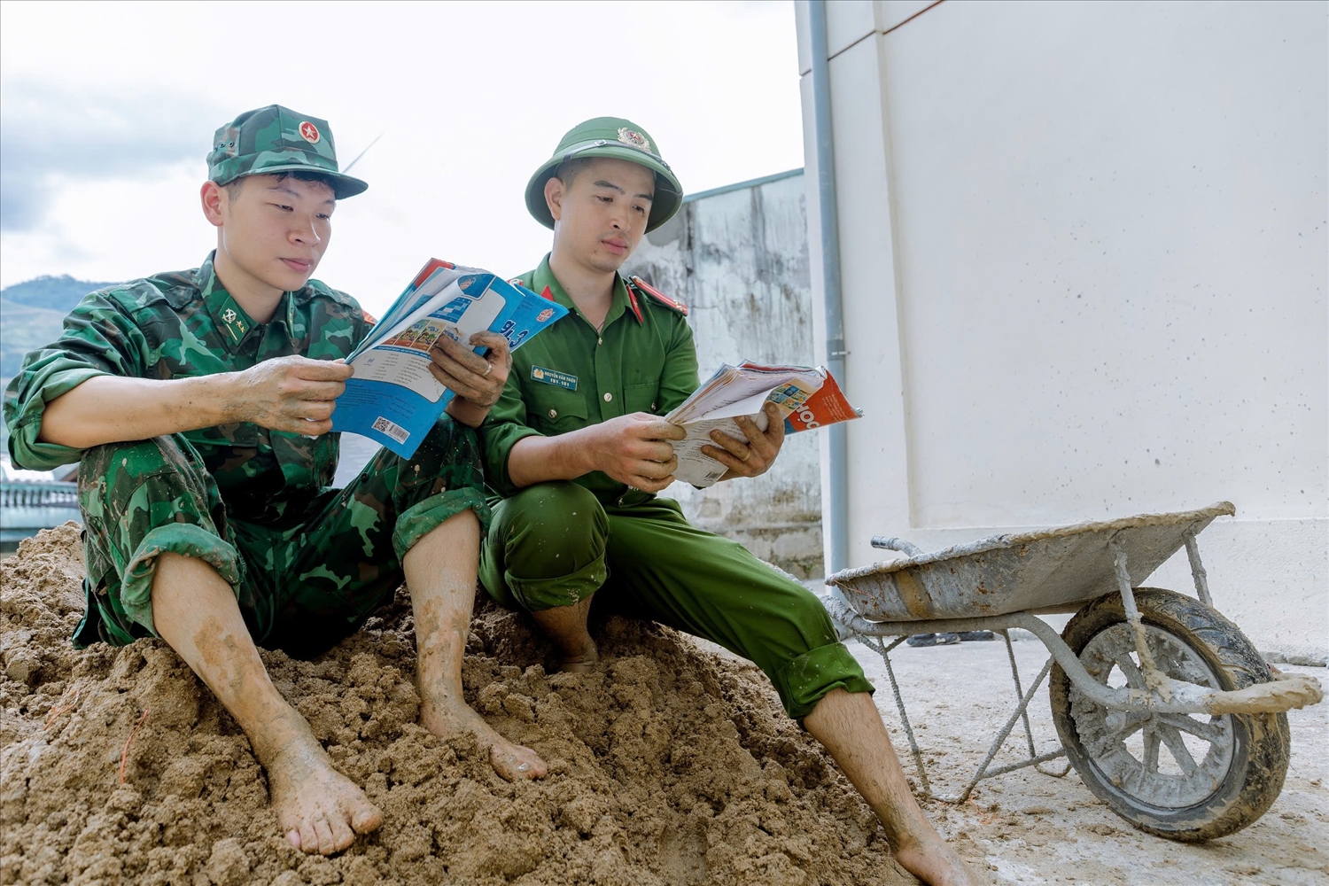 Phút thảnh thơi của lực lượng làm nhiệm vụ 