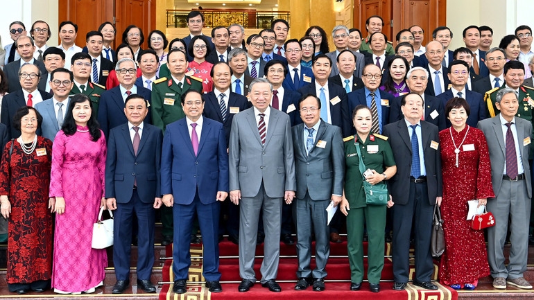 Tổng Bí thư Tô Lâm, Thủ tướng Chính phủ Phạm Minh Chính và các đồng chí lãnh đạo Đảng, Nhà nước với các đại biểu trí thức, nhà khoa học, văn nghệ sĩ. (Ảnh: Đăng Khoa) 