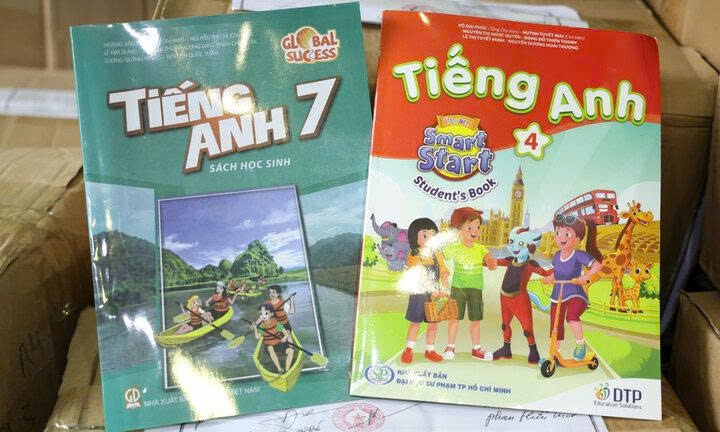 Một số sách giáo khoa giả do các đối tượng in. (Ảnh: Ngọc Anh)