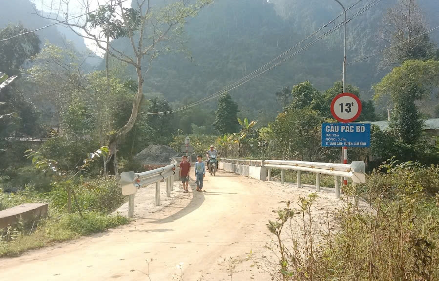 Cơ sở hạ tầng được đầu tư góp phần tạo điều kiện cho bà con vùng sâu, vùng xa thuận tiện đi lại, giao thương hàng hóa, tăng thu nhập.