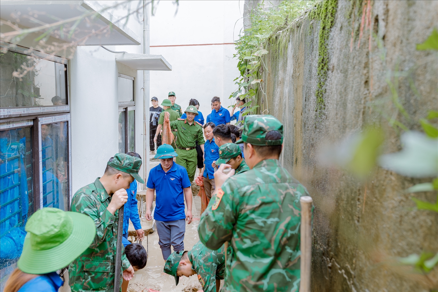 Đoàn Thanh niên xã Thàng Tín, Công an xã Thàng Tín và cán bộ, chiến sĩ Đồn biên phòng Thàng Tín đã phối hợp cùng nhà trường khẩn trương thu dọn bùn đất. 