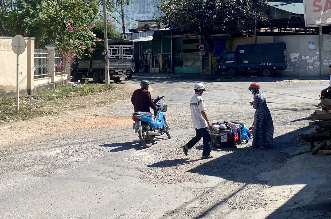 Nhiều người đã bị ngã xe khi đi qua đoạn đường Hai Bà Trưng, phường Kon Tum đã bị xuống cấp nghiêm trọng. (Ảnh: Ngọc Chí)