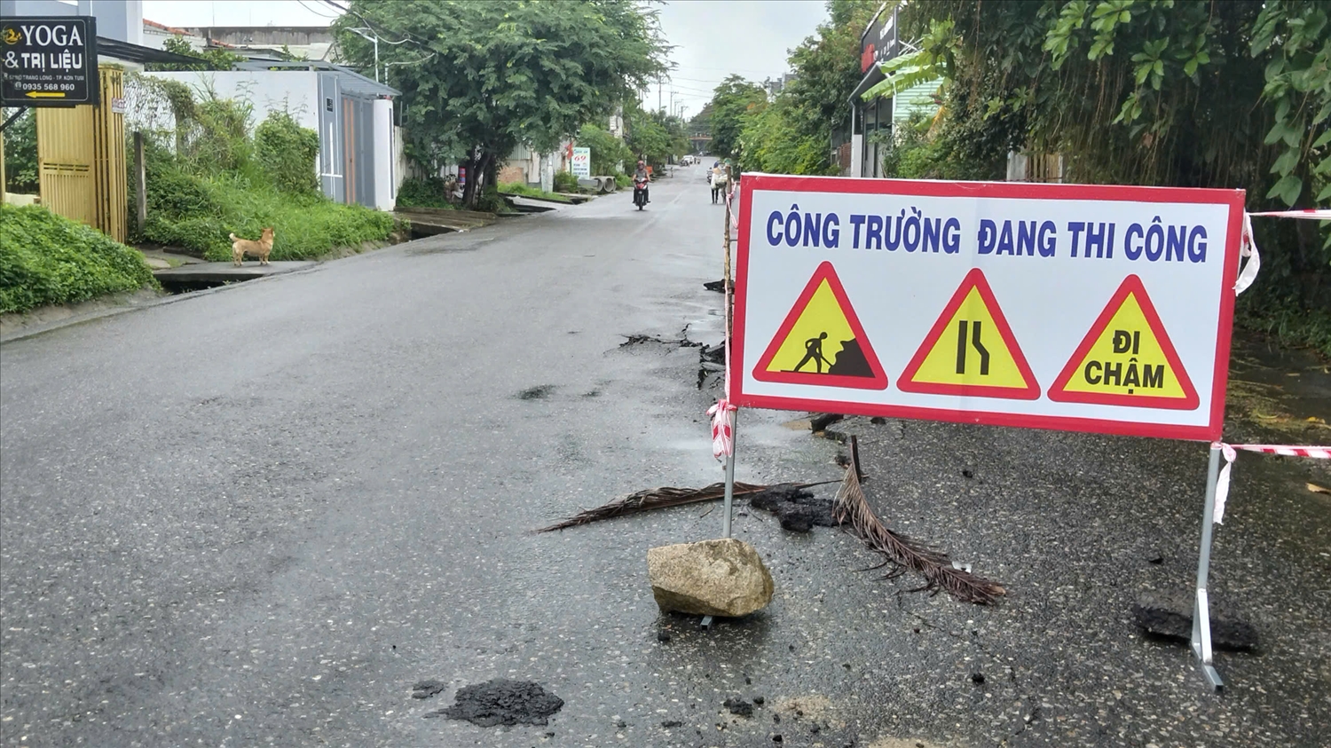 Đường Nơ Trang Long, phường Kon Tum xuất hiện nhiều điểm sụt lún. (Ảnh: Ngọc Chí)