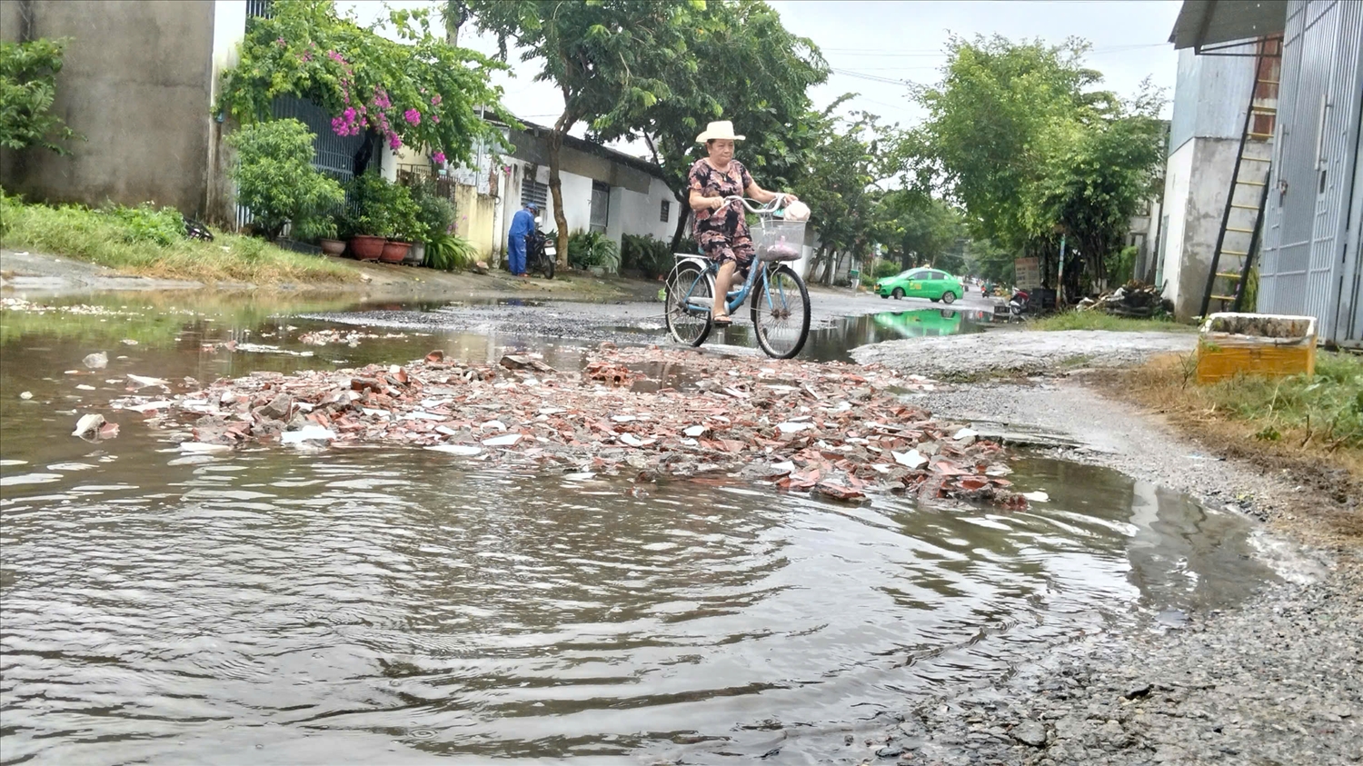 Đường Âu Cơ, phường Kon Tum cũng bị xuống cấp nghiêm trọng, người dân khắc phục bằng cách đổ xà bần để lấp các ổ gà, ổ voi. (Ảnh: Ngọc Chí)