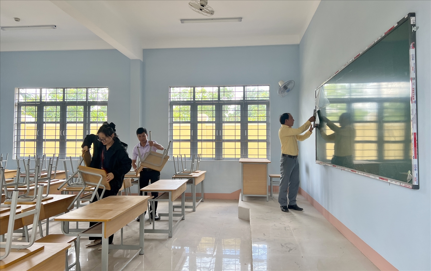 Cơ sở vật chất được bổ sung đáp ứng nhu cầu dạy học của thầy và trò Thầy cô giáo Trường Tiểu học và THCS Phù Đổng, xã Ia Púch 