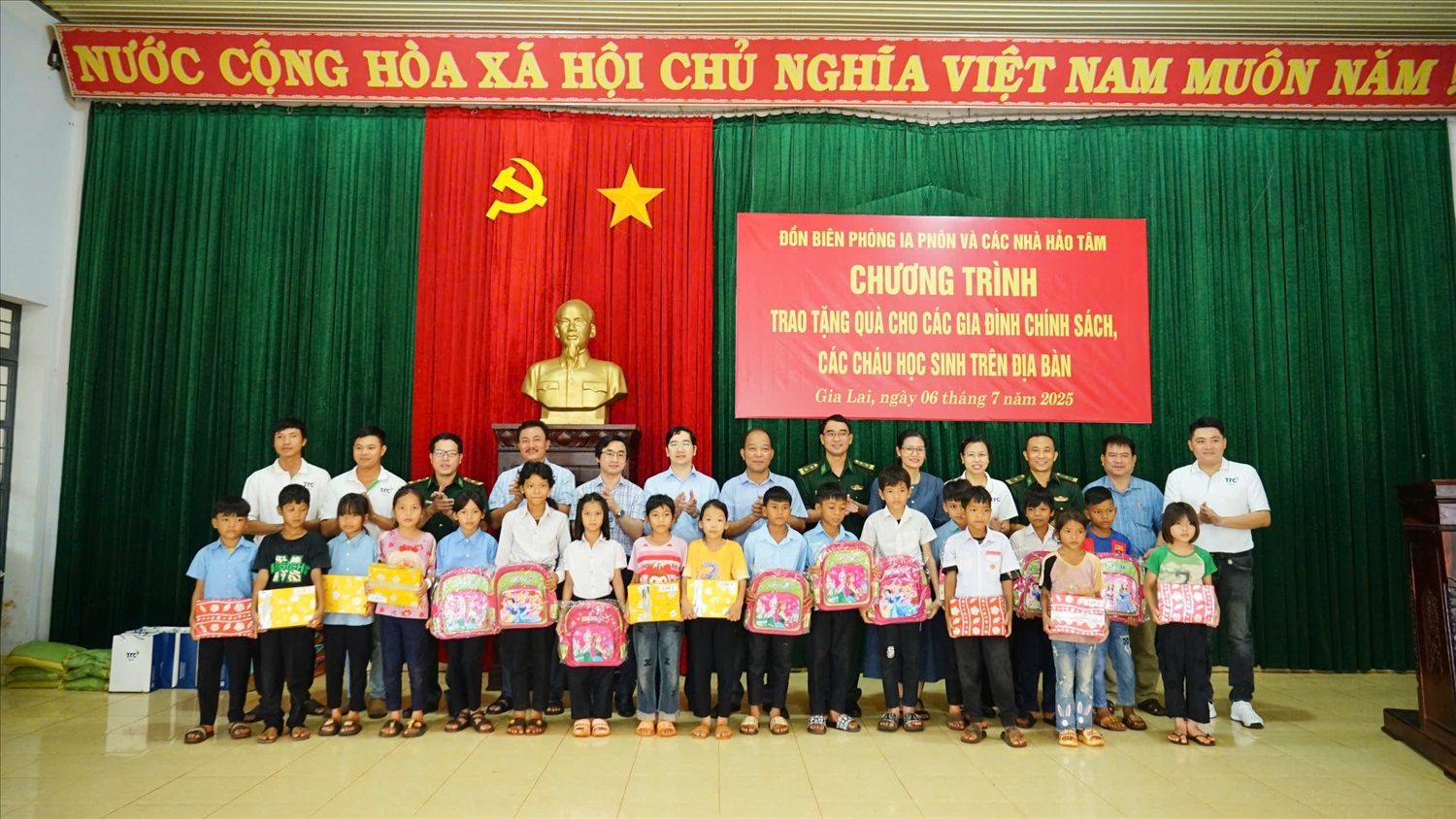 Đồn Biên phòng Ia Pnôn phối hợp với mạnh thường quân, nhà trường trao quà sách, cặp cho học sinh Trường Tiểu học và THCS Lương Thế Vinh, xã Ia Pnôn