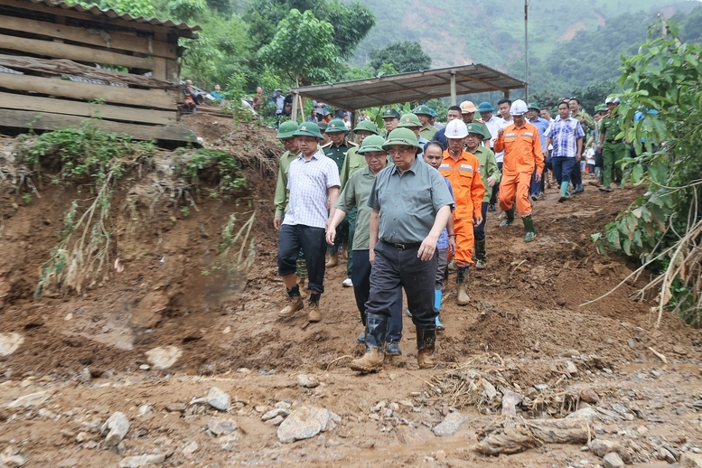 Trước đó, vào chiều ngày 3/8, Thủ tướng Phạm Minh Chính và đoàn công tác đã tới hiện trường, thăm hỏi, động viên người dân chịu ảnh hưởng, thiệt hại nặng nề do mưa lũ, sạt lở đất tại xã Na Son, xã Tìa Dình, xã Xa Dung của tỉnh Điện Biên.