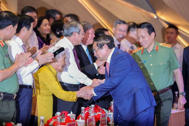 Thủ tướng Phạm Minh Chính và đại biểu Mẹ Việt Nam Anh hùng dự Đại hội Thi đua “Vì an ninh Tổ quốc” lần thứ 9 - Ảnh: VGP/Nhật Bắc