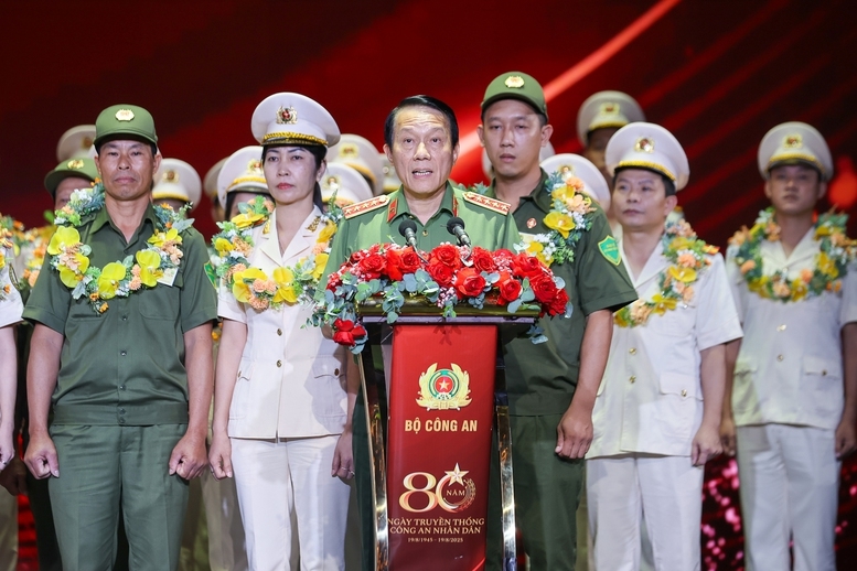 Bộ trưởng Bộ Công an Lương Tam Quang phát động phong trào thi đua ""Vì an ninh Tổ quốc" giai đoạn 2025-2030 - Ảnh: VGP/Nhật Bắc