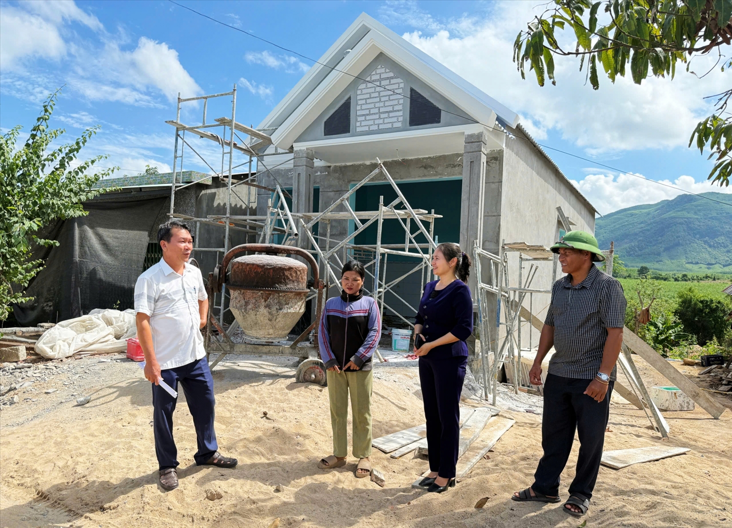  Đoàn công tác kiểm tra việc thực hiện Dự án 1 về giải quyết tình trạng thiếu đất ở, nhà ở cho người dân xã Xuân Lãnh, tỉnh Phú Yên (Ảnh: Ngô Xuân)