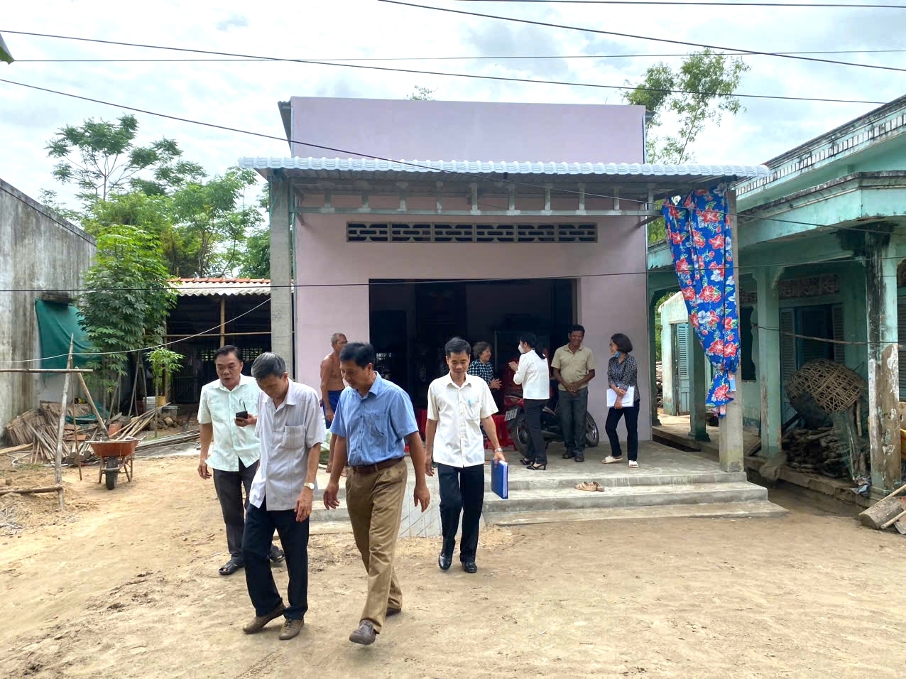 Ngành chức năng tỉnh Vĩnh Long kiểm tra, giám sát việc hỗ trợ xây nhà ở cho đồng bào DTTS trên địa bàn (Ảnh: H.X)