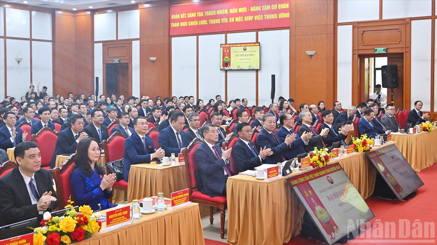Tổng Bí thư Tô Lâm, cùng các đồng chí lãnh đạo, nguyên lãnh đạo Đảng, Nhà nước và đại biểu dự Đại hội đại biểu Đảng bộ Văn phòng Trung ương Đảng nhiệm kỳ 2025-2030 - Ảnh: Báo Nhân dân