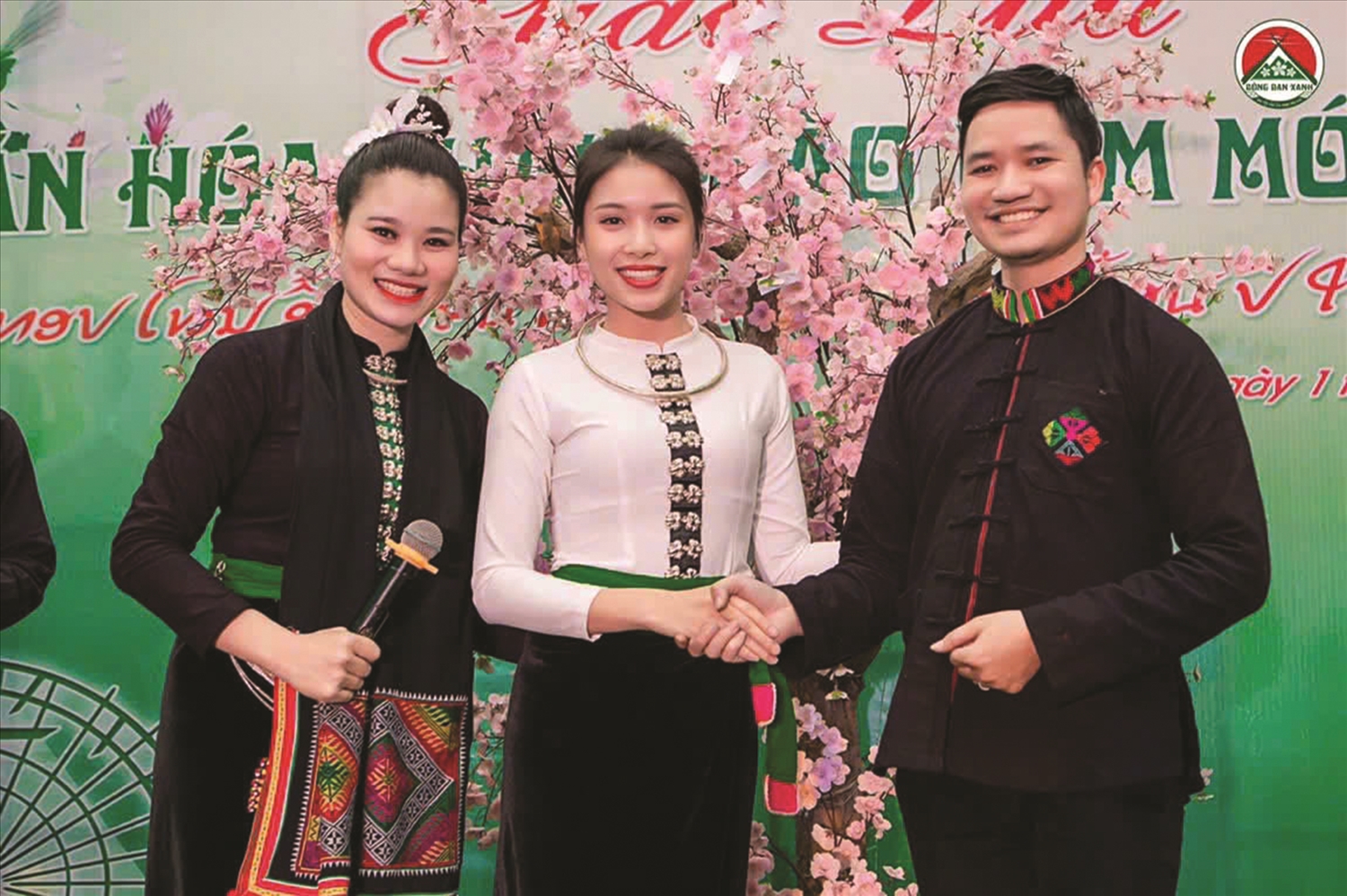 Anh Hà Văn Trung (bên phải) đã thành công khai thác tốt các giá trị văn hóa truyền thống trong việc kinh doanh nhà hàng