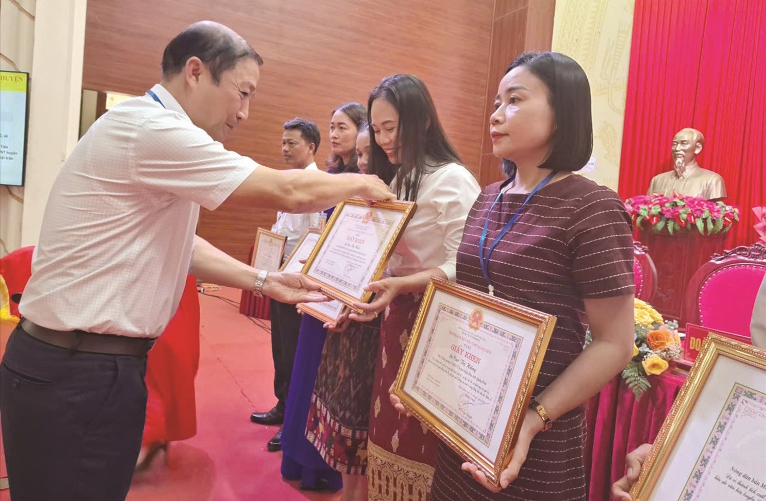 Chị Cao Thị Hằng (ngoài cùng bên phải) nhận Bằng khen của Ban Dân tộc tỉnh Quảng Bình (nay là Sở Dân tộc và Tôn giáo tỉnh Quảng Trị)