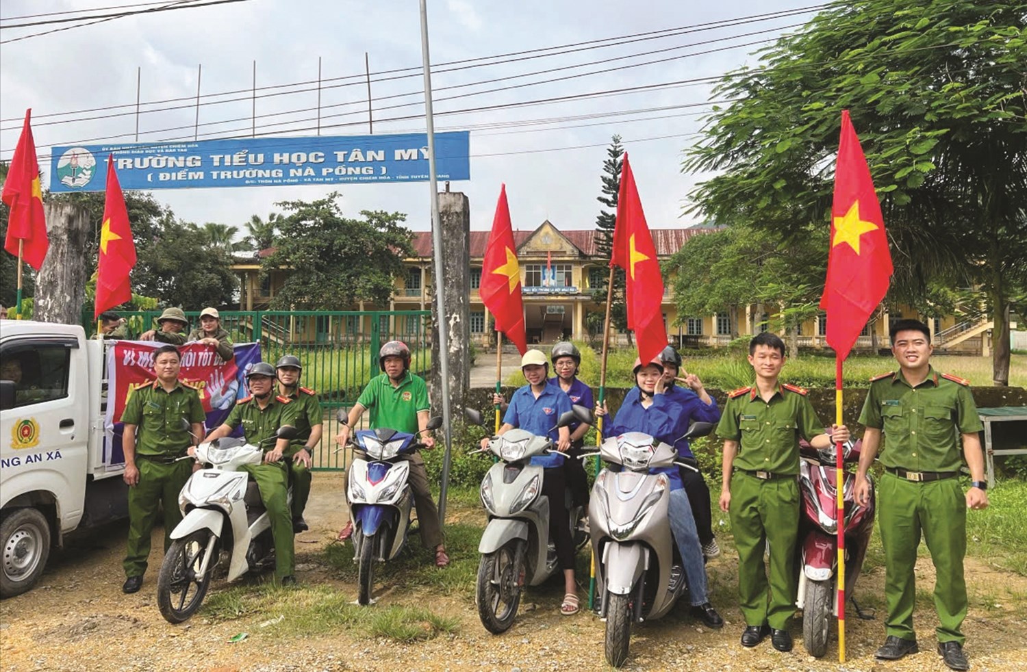 Phó trưởng Công an xã Lý Văn Hòa (người lái xe máy ngoài cùng bên trái) cùng đồng đội ra quân đợt cao điểm tấn công, trấn áp tội phạm, đảm bảo an ninh trật tự trên địa bàn đầu năm 2025
