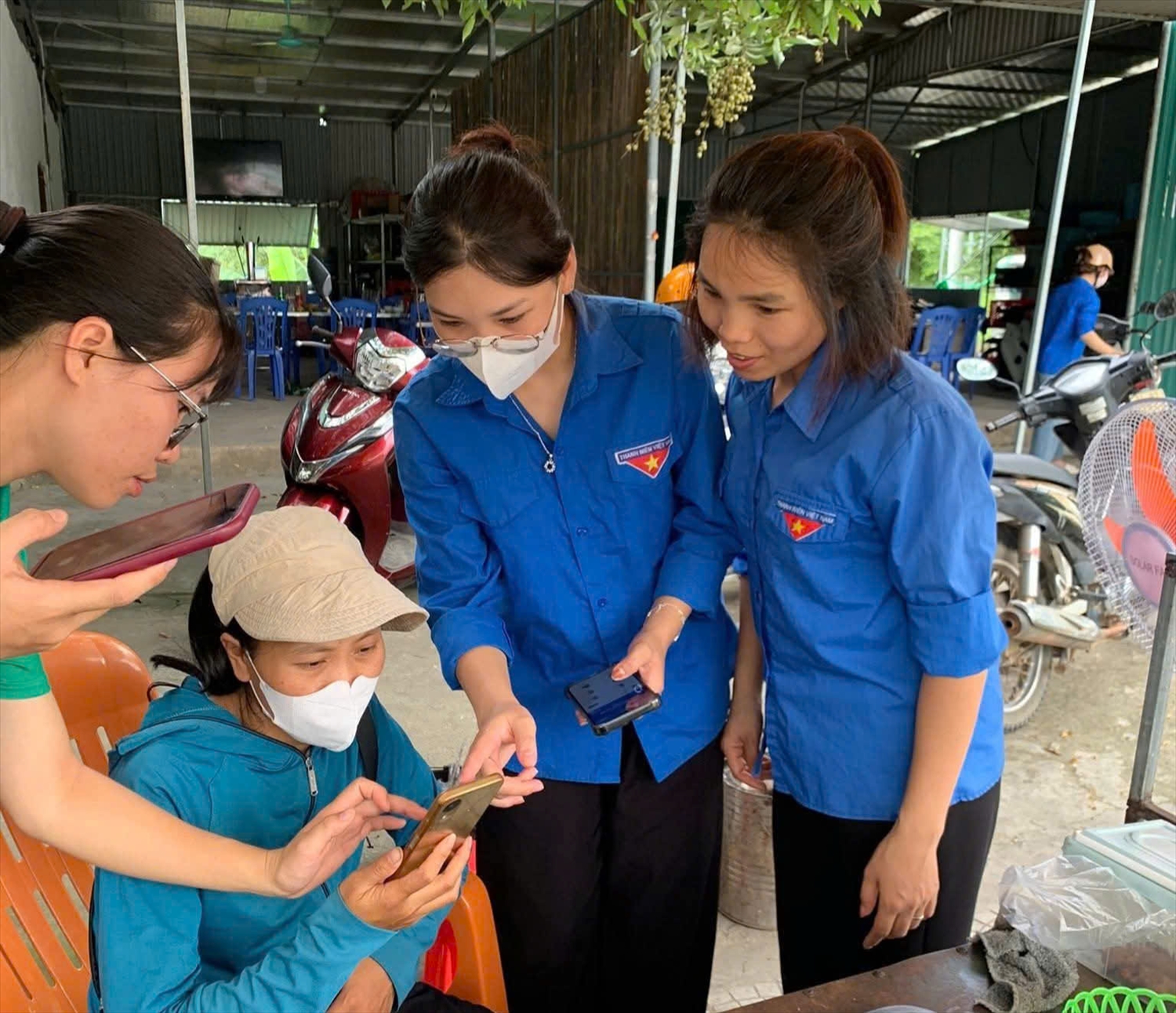 Đoàn thanh niên xã tích cực hỗ trợ người dân kỹ năng sử dụng công nghệ thông tin