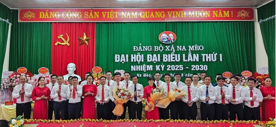 Lãnh đạo tỉnh tặng hoa chúc mừng Ban Chấp hành Đảng bộ xã Na Mèo nhiệm kỳ 2025 - 2030. (Ảnh Quỳnh Trâm)