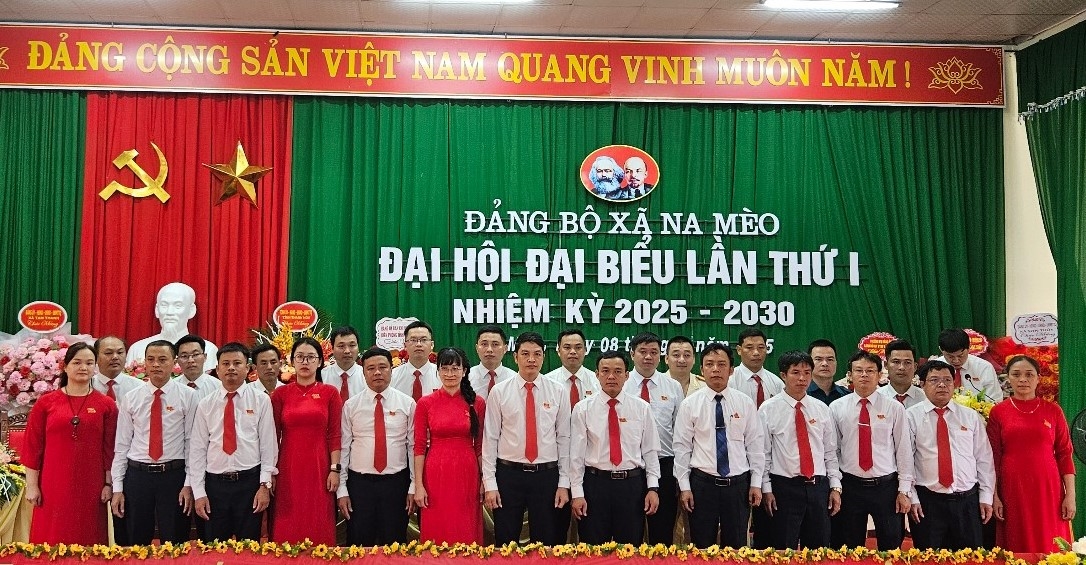 Ban chấp hành Đảng bộ xã Na Mèo ra mắt. Ảnh:Quỳnh Trâm