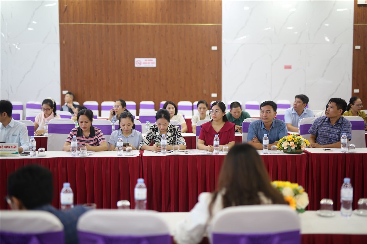 Các chuyên gia và đại biểu tham dự Tọa đàm Ứng dụng AI trong công tác Khuyến nông tại Nghệ An