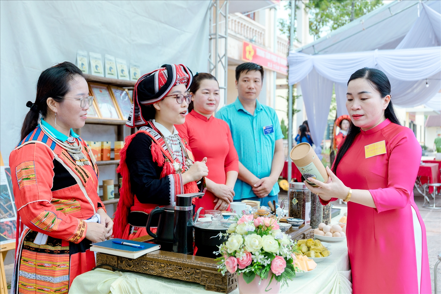 Giám đốc Sở Dân tộc và Tôn giáo tỉnh Chu Thị Ngọc Diệp tham quan gian hàng trưng bày sản phẩm địa phương tại Đại hội
