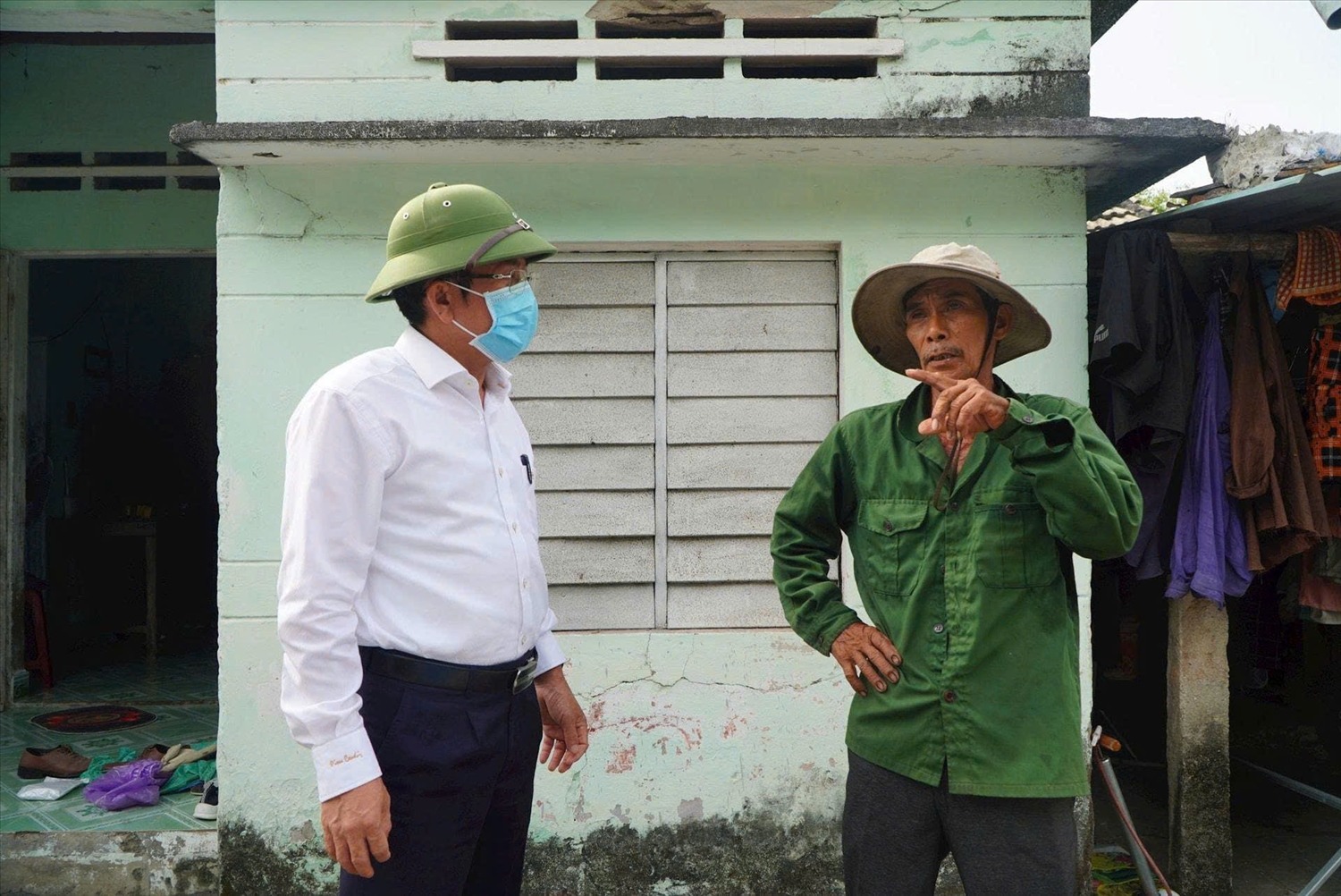 Người dân thất thần vì chỉ trong vài ngày, đàn lợn đã chết sạch vì dịch bệnh.
