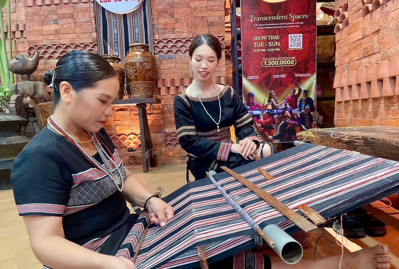 Nghệ nhân Phạm Thị Su, xã Ba Thành cũ (nay là xã Ba Động, Quảng Ngãi), giới thiệu nghề dệt thổ cẩm.