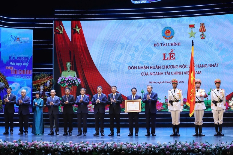 Tổng Bí thư Tô Lâm trao tặng Huân chương Độc lập hạng Nhất cho ngành Tài chính - Ảnh: VGP/HT