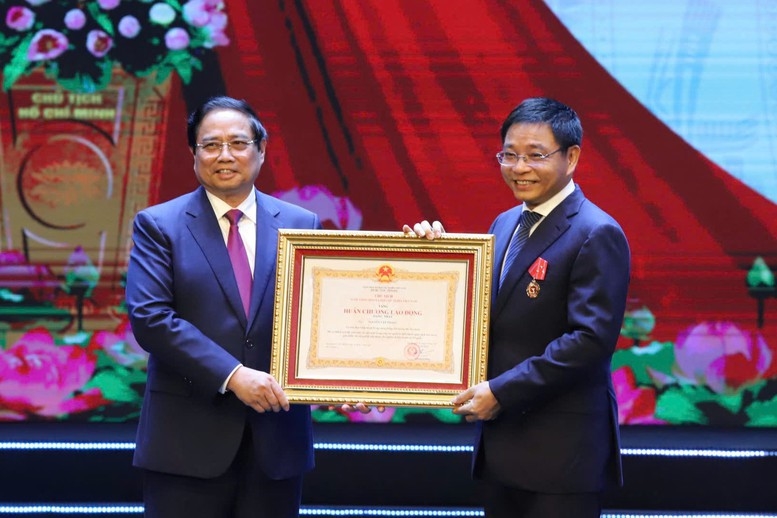 Thủ tướng Phạm Minh Chính đã trao tặng Huân chương Lao động hạng Nhất cho đồng chí Nguyễn Văn Thắng, Ủy viên Trung ương Đảng, Bộ trưởng Bộ Tài chính - Ảnh: VGP/HT