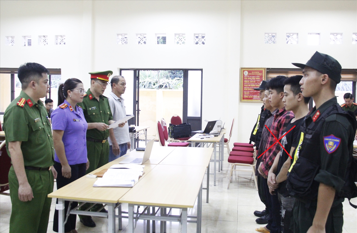 PC03 Công an tỉnh Sơn La thi hành các quyết định tố tụng với các đối tượng khai thác vàng trái phép