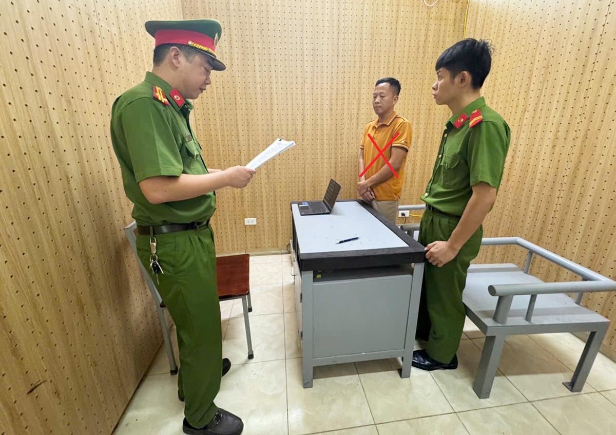 PC03 Công an tỉnh Sơn La thi hành các quyết định đối với đối tượng cầm đầu đường dây Đinh Văn Tuấn (áo cam) 
