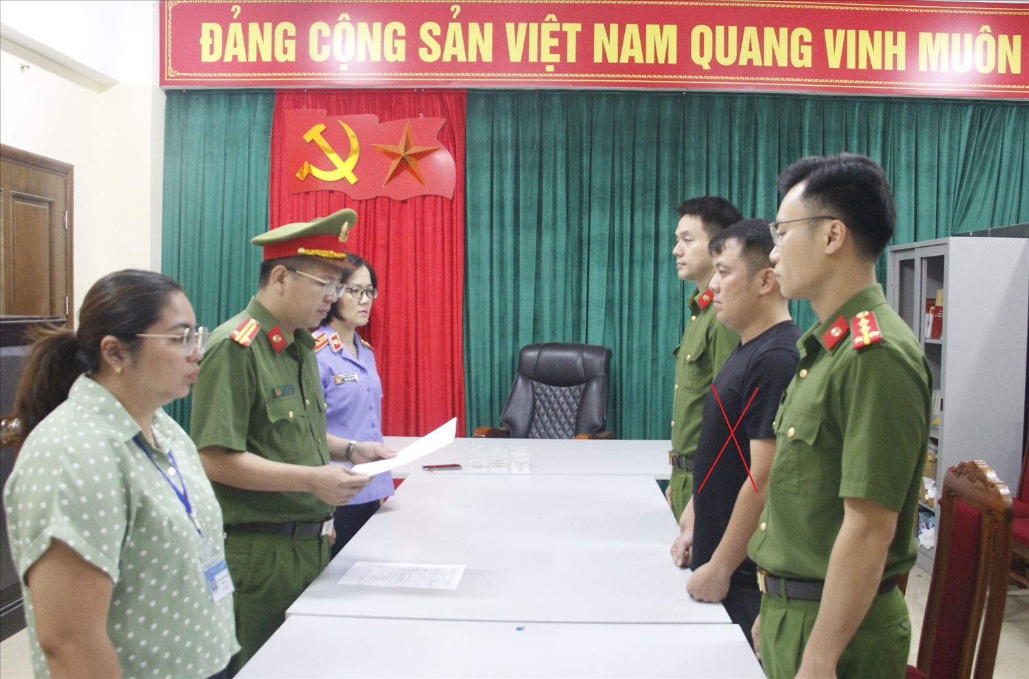 Bị can Nguyễn Văn Vĩnh (áo đen, bên phải) 