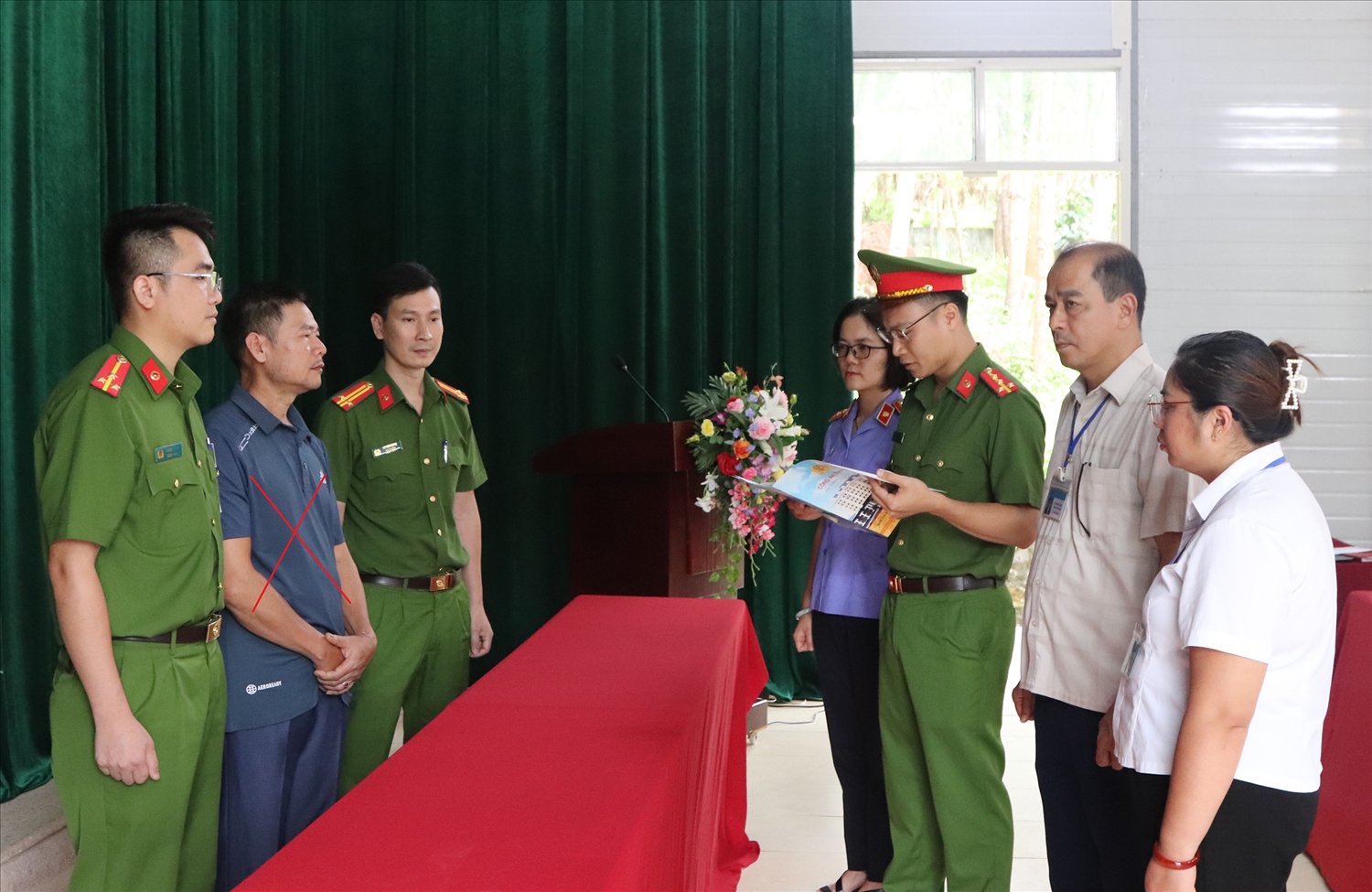 PC03 Công an tỉnh Sơn La thi hành các quyết định đối với Đinh Văn Thụ (bên trái) 