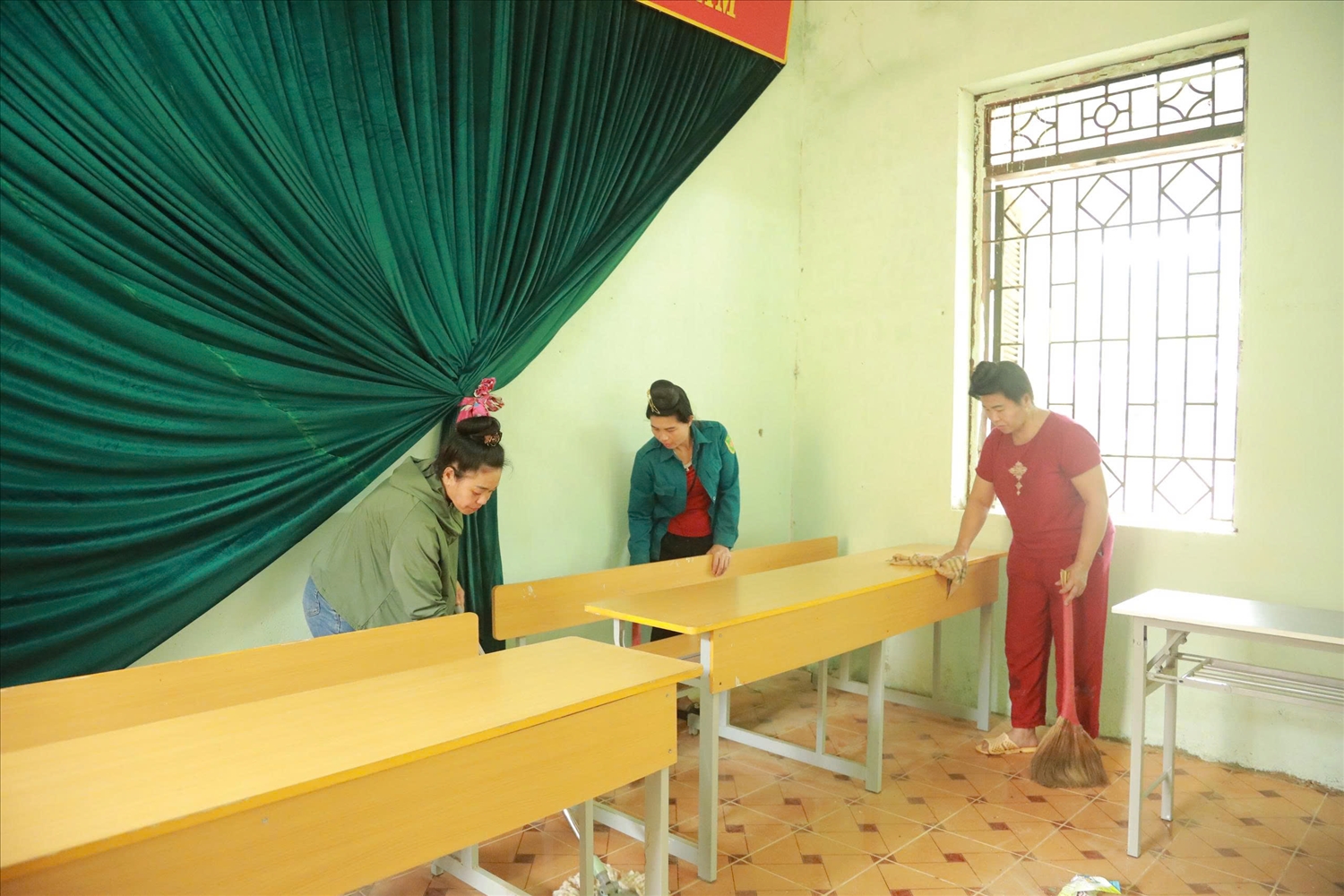 Chính quyền địa phương, giáo viên dọn dẹp, sắp xếp bàn ghế tại nhà văn hóa bản, chuẩn bị cơ sở vật chất cho học sinh trước thềm năm học mới