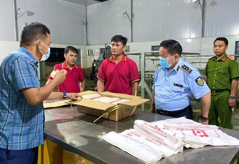 Lực lượng chức năng kiểm tra khu vực giết mổ và kho đông lạnh của hộ ông Lê Văn H. (48 tuổi), ở thôn Gia Chiểu 1, xã Hoài Ân.
