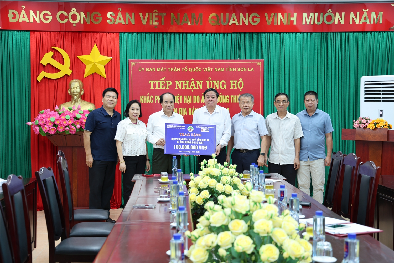 Đoàn công tác Trung ương Hội NCT Việt Nam trao tiền ủng hộ cho đại diện Hội NCT tỉnh Sơn La