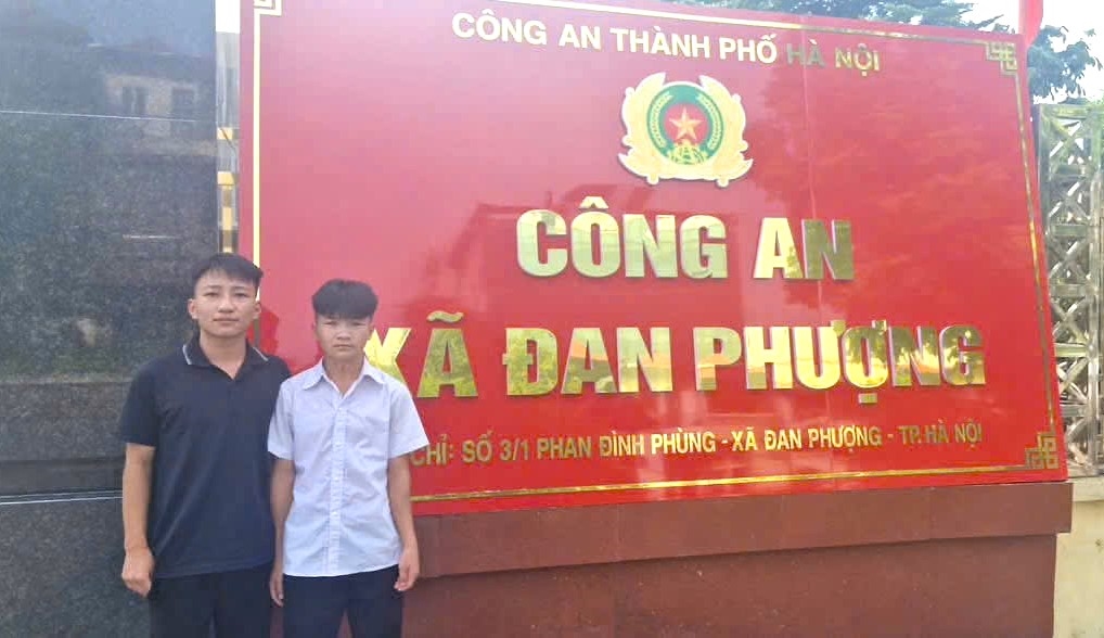 Em Tr.A.P. (áo trắng ) tại trụ sở Công an xã Đan Phượng, TP. Hà Nội - Ảnh PV