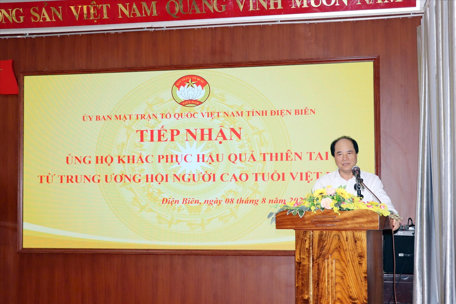 Ông Trương Xuân Cừ - Phó chủ tịch Trung ương Hội NCT Việt Nam phát biểu trong buổi trao quà tại Điện Biên