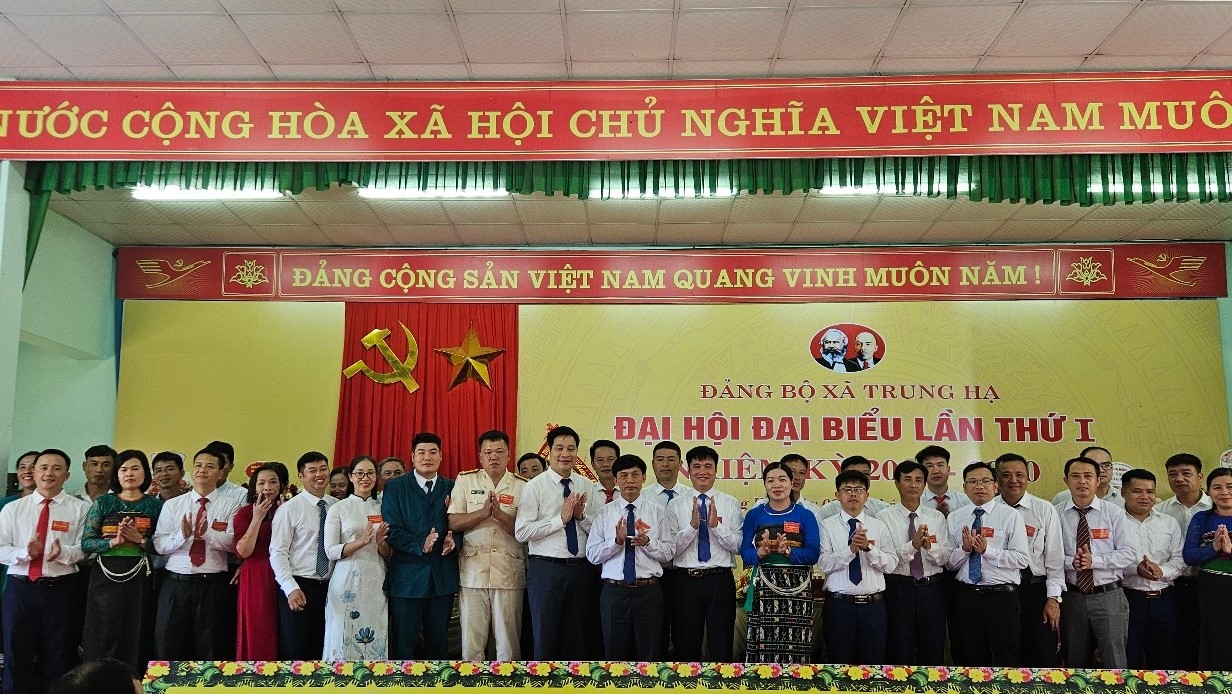 Ban Chấp hành Đảng bộ xã Trung Hạ ra mắt. (Ảnh:Quỳnh Trâm)