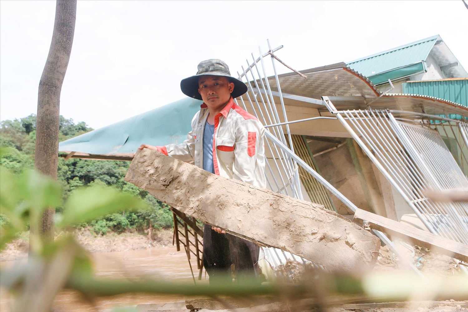 Trưởng bản Thạch Dương (xã Tương Dương , Nghệ An) Lô Xuân Thủy, người đưa ra quyết sách đúng đắn trong tâm lũ Tương Dương - Ảnh Đình Tuân 