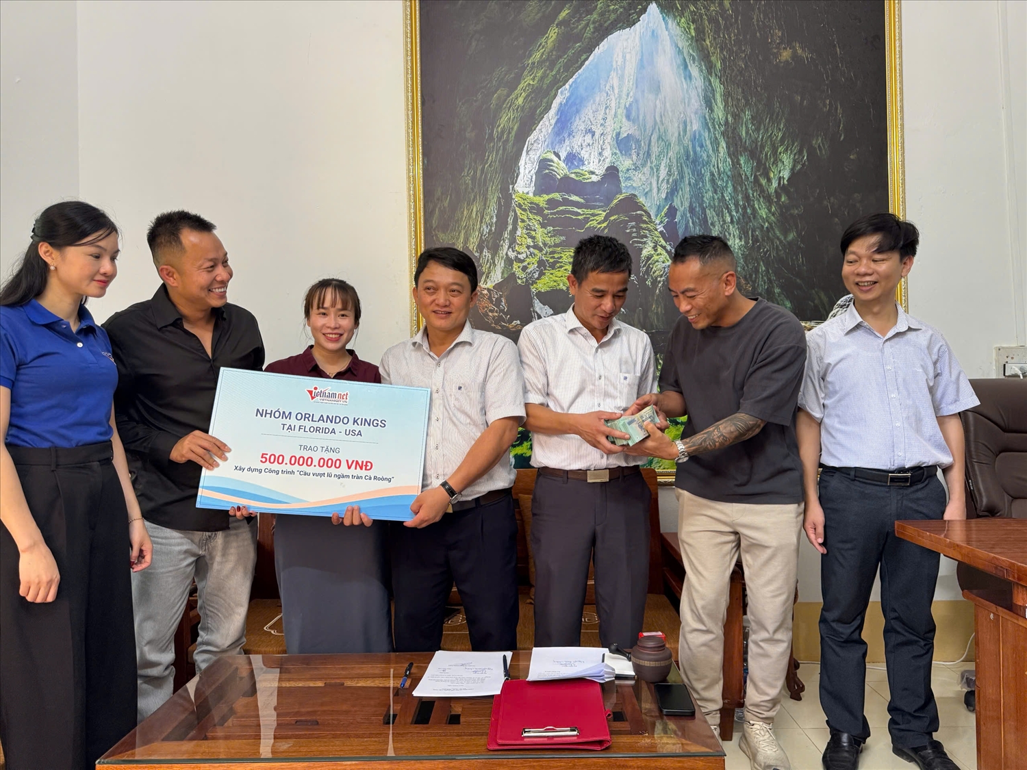 Bà Phạm Thị Thanh Huyền - Phó trưởng Ban Điện tử, Bí thư Đoàn thanh niên Báo Vietnamnet (Ngoài cùng bên trái) cùng nhà tài trợ trao bảng tài trợ và tiền mặt cho đại diện UBND xã Thượng Trạch (Ảnh: Phạm Tiến)