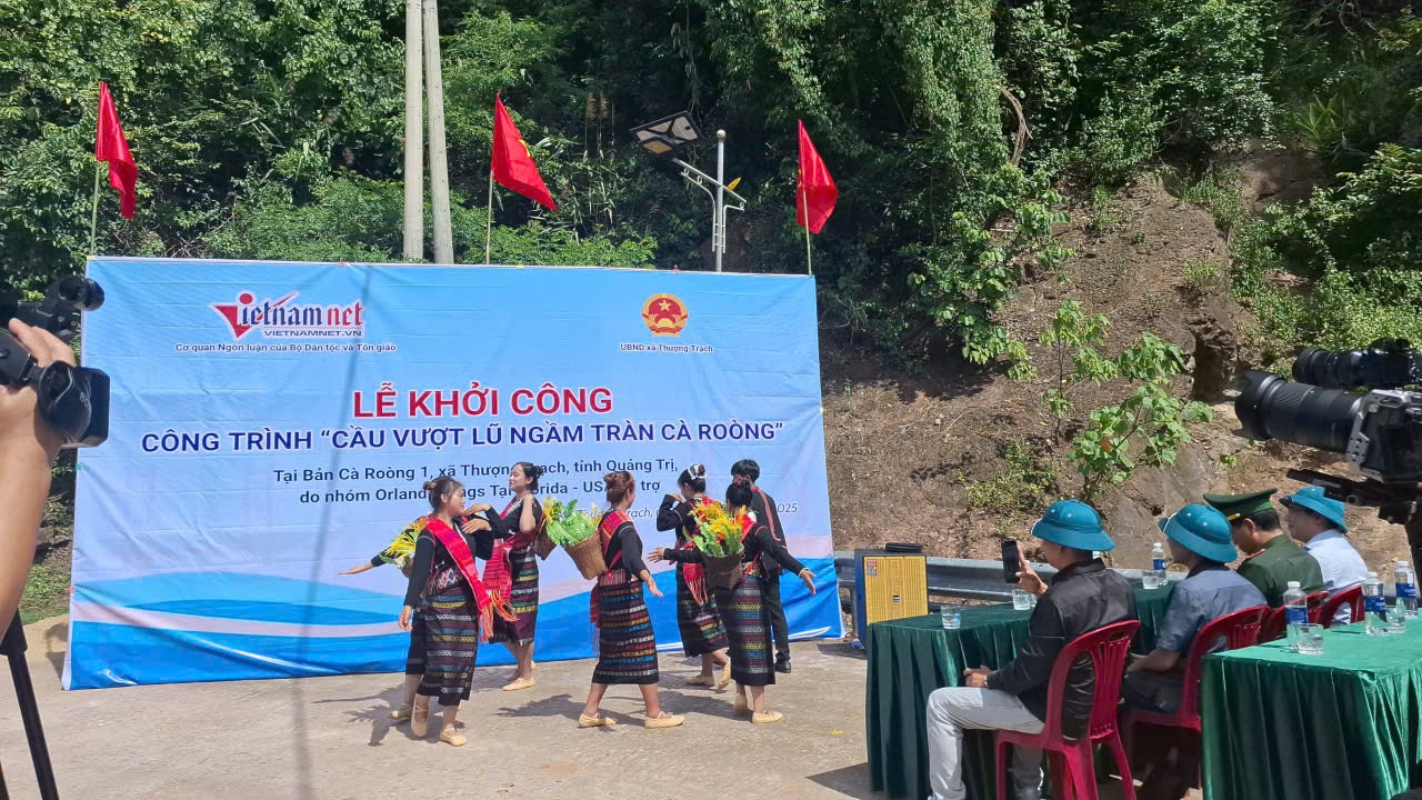 Tiết mục văn nghệ đậm đà bẳn sắc văn hóa Bru Vân Kiều (Ảnh: Phạm Tiến)